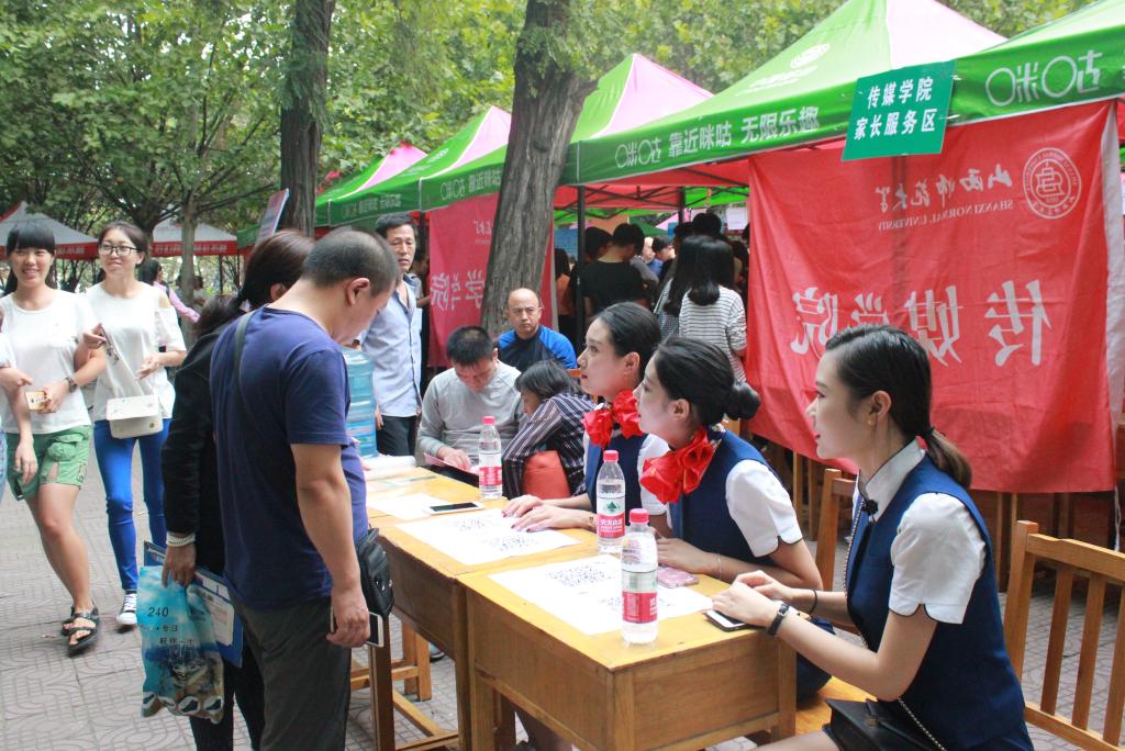 365英国上市官网设立新生家长服务区