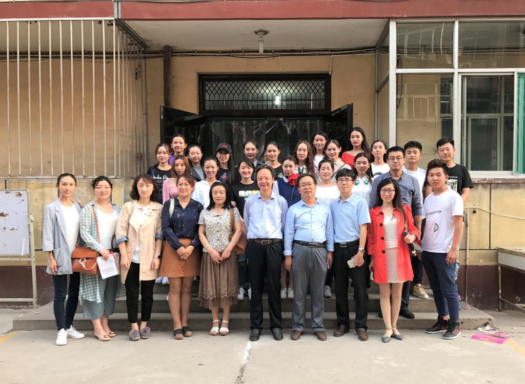 365英国上市官网领导、新生辅导员及学生干部合照